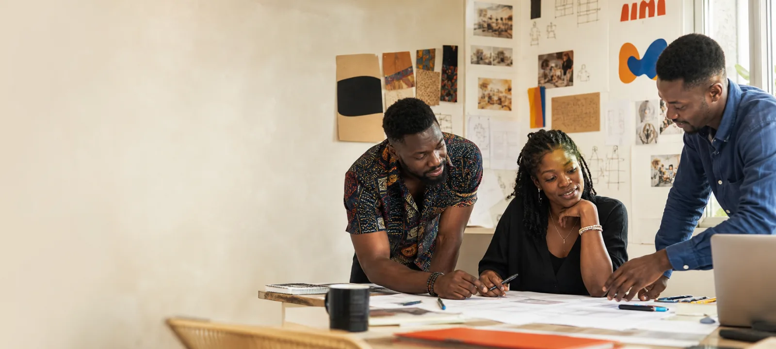 Équipe créative ouest-africaine construisant une stratégie de communication